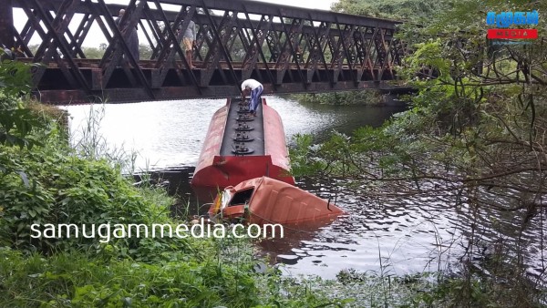 சாரதியின் நித்திரைக் கலக்கத்தால் ஏற்பட்ட விபரீதம் - பாலத்திற்குள் விபத்துக்குள்ளான எரிபொருள் பவுசர் 