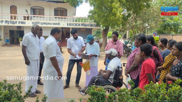 கிளிநொச்சி வீதியை அபிவிருத்தி செய்ய நடவடிக்கை எடுக்கக் கோரி மகஜர் கையளிப்பு! 