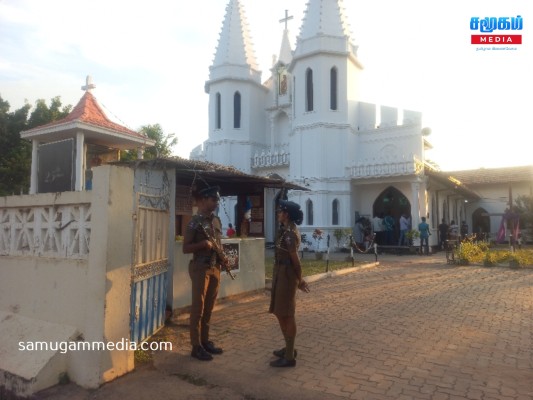 ஈஸ்டர் தின நிகழ்வுகளுக்கு பொலிஸார் மற்றும் இராணுவத்தினர் கடும் பாதுகாப்பு! samugammedia 