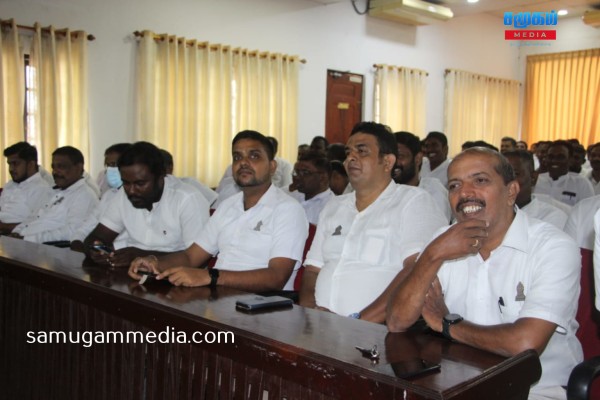 கிராம சேவையாளர்களை பொலிஸார் காட்டிக்கொடுக்கின்றனர் -கிராம அலுவலர்கள் பகிரங்கக் குற்றச்சாட்டு! samugammedia 