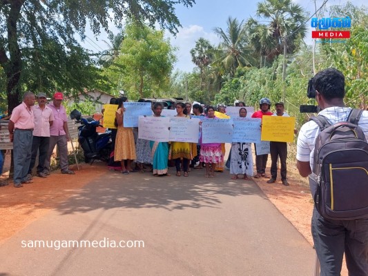 வவுனியாவில் இறந்தவருக்கு நீதி கோரி  சடலத்துடன் ஆர்ப்பாட்டம்! samugammedia 