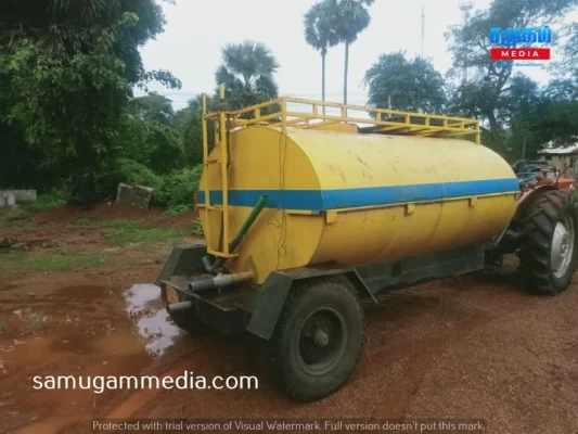 யாழில் வீதியில் கழிவு நீரை ஊற்றியவர்களை மடக்கி பிடித்த பிரதேச மக்கள்! samugammedia 