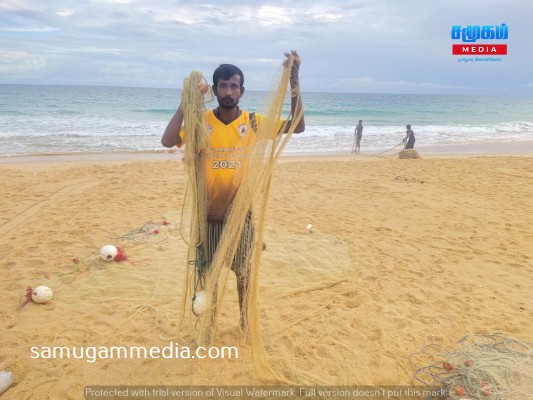 தாளையடி நன்னீர் திட்டத்தின் கடல் பாதுகாப்பு கம்பங்களில் சிக்குண்டு பல இலட்சம் பெறுமதியான வலைகள் நாசம்! samugammedia 