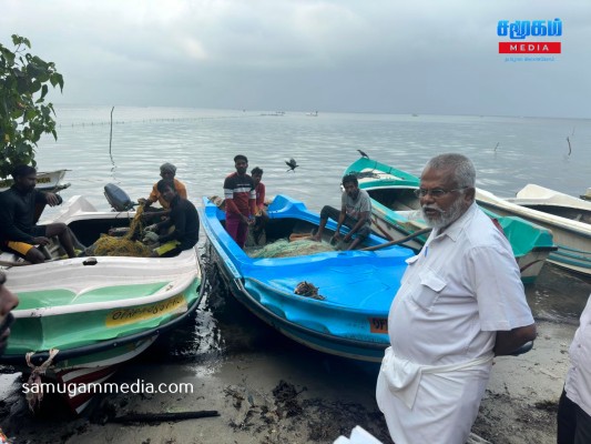 நாச்சிக்குடா இறங்குதுறை பகுதிக்கு அமைச்சர் டக்ளஸ் திடீர் விஜயம்...!samugammedia 