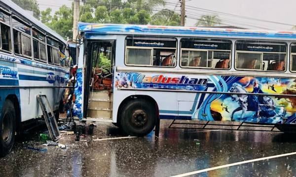 இரண்டு பஸ்கள் நேருக்கு நேர் மோதி விபத்து 