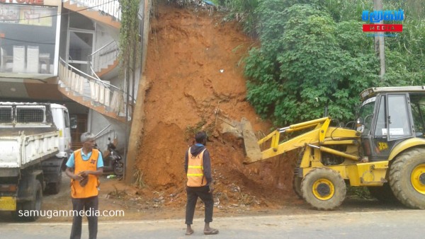 ஹட்டன் டிக்கோயா பிரதான வீதியில் சரிந்து விழுந்த பாரிய மண் திட்டு...! 