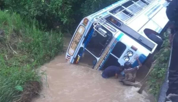 நீர் நிலையில் வீழ்ந்து கோர விபத்துக்குள்ளான பஸ் - 13 பாடசாலை மாணவர்கள் வைத்தியசாலையில்..! 