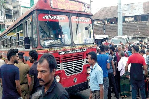 பேருந்து சக்கரத்திற்குள் சிக்கிய நபருக்கு ஏற்பட்ட  துயரம்  - இரண்டு கால்களும் துண்டிப்பு 