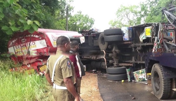 யாழிலிருந்து சென்ற லொறி கவிழ்ந்து கோர விபத்து  - ஒருவரின் நிலை கவலைக்கிடம்...! 