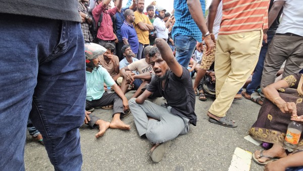 வைத்தியர் அர்ச்சுனாவிற்கு தண்ணீர் கூட வழங்காமல் தடுத்த அதிகாரிகள்! மீண்டும் வீதியை மறித்த மக்களால் பதற்றம் 