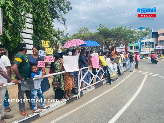 எமக்கு எப்போது தொழில் ? மட்டக்களப்பில் பட்டதாரிகள் கொந்தளிப்பு...! 