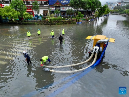 கெய்மி சூறாவளியை எதிர்த்துப் போராட சீனாவில் குடியிருப்பாளர்கள் வெளியேற்றம் 