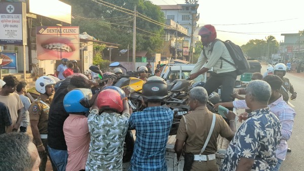 வவுனியாவில் இரு மோட்டார் சைக்கிள் நேருக்கு நேர் மோதி விபத்து -மூவர் படுகாயம்! 