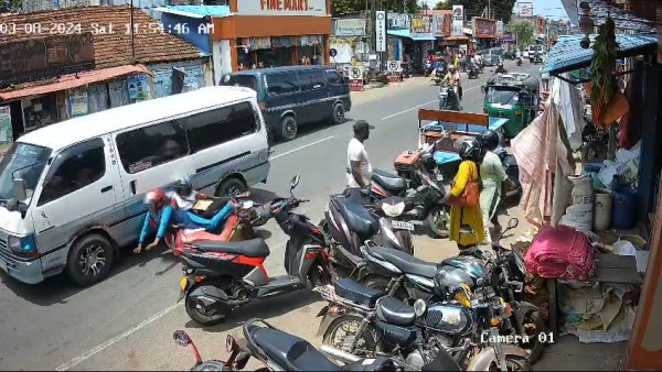 மோட்டார் சைக்கிளை மோதிய ஹையேஸ்  - பெண் ஒருவர் உயிரிழப்பு! யாழ். சுன்னாகத்தில் சம்பவம் 