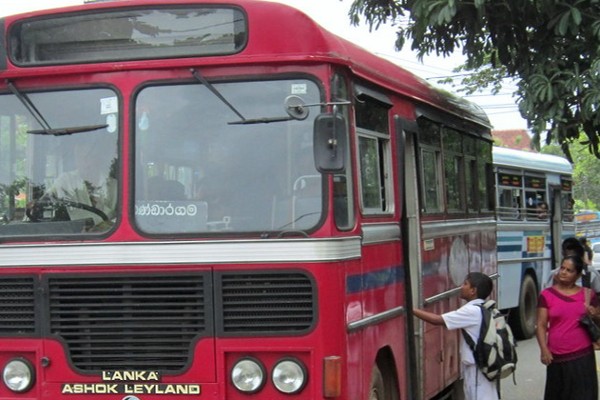 நடுக்காட்டில் ஆசிரியரை இறக்கி விட்டுச் சென்ற பேருந்து; தமிழர் பகுதியில் சாரதியின் அட்டூழியம் 