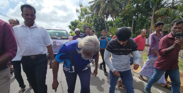 100 மீட்டர் தூரம் காதுகளால் இழுக்கப்பட்ட ஹயஸ் வாகனம்; யாழில் புதிய சாதனையை நிகழ்த்திய செல்லையா திருச்செல்வம் 