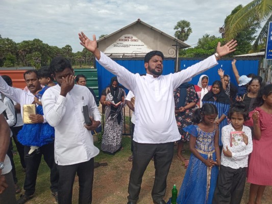 திருச்சபையில் நுழைய தடை! வீதியில் ஆராதனையில் ஈடுபட்ட மக்களால் பதற்றம் 