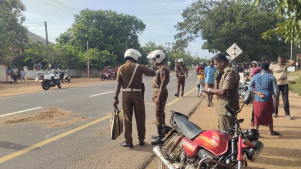 கிளிநொச்சியில்  இன்று காலை கோர விபத்து – 2 பிள்ளைகளின் தந்தை ஸ்தலத்தில் சாவு 