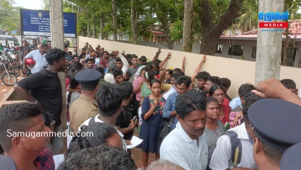 வவுனியா குடிவரவு குடியகல்வுத் திணைக்களம் முன்பாக ஜந்து நாட்களாக தெருவில் நிற்கும் மக்கள் -  பொலிஸார் குவிப்பு 