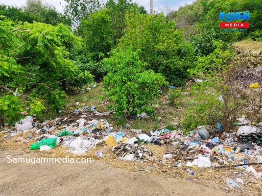 குப்பைகாளால்   நிரம்பும்  தம்பலகாமம் பிரதான வீதியின் 'சிவப்பு பாலம்' ! 