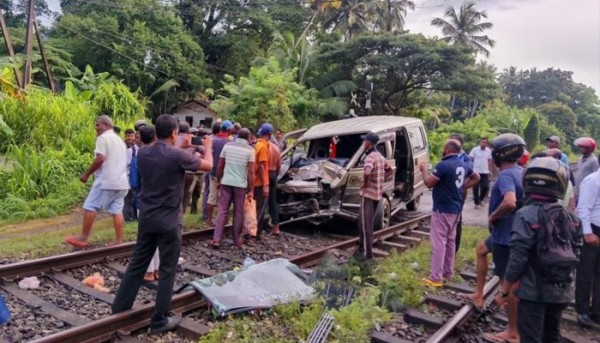 ரயிலுடன் மோதிய வேன்; சாரதி படுகாயம் 