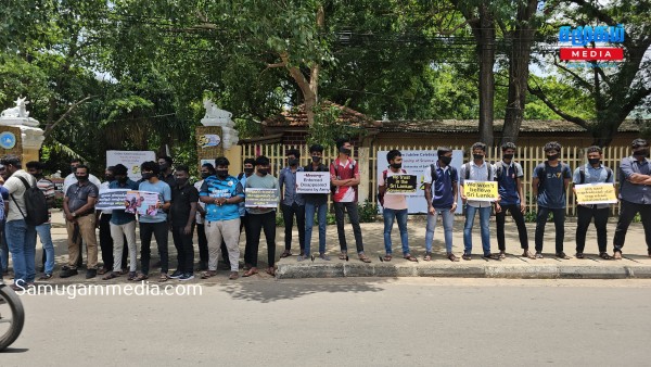 காணாமல் ஆக்கப்பட்ட உறவுகளுக்கு நீதி வேண்டி யாழ். பல்கலைக்கழகத்தில் போராட்டம்! 