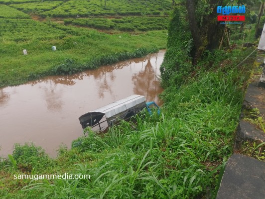 வீதியை விட்டு விலகிய பாரவூர்தி ; நீர் ஓடைக்குள் பாய்ந்து விபத்து..! 