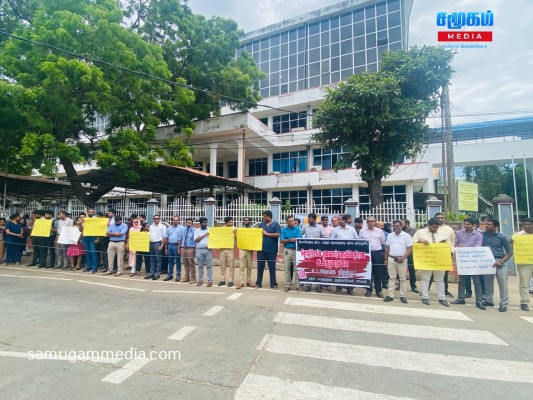 மட்டக்களப்பு வைத்தியசாலைக்கு முன்பாக கவனயீர்ப்பு போராட்டம்..! 