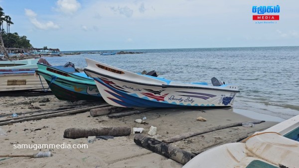 மாதகல் கடலில் படகு கவிழ்ந்து விபத்து- ஒருவர் மாயம்..! 