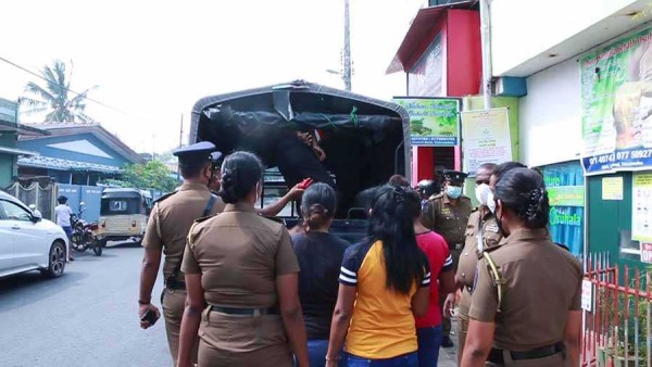 சுற்றிவளைக்கப்பட்ட மசாஜ் நிலையம்- எட்டு பெண்கள் கைது...! 