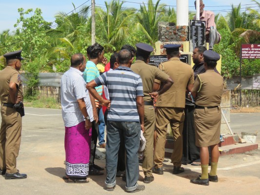 மட்டு. சத்துருக்கொண்டான் படுகொலை நினைவுத்தூபியில் பொலிஸார் அராஜகம் - நினைவேந்தல் நாளில் குழப்பம் 