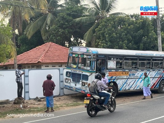 மட்டக்களப்பில் வீதியை விட்டு விலகி விபத்துக்குள்ளான பேருந்து...! 