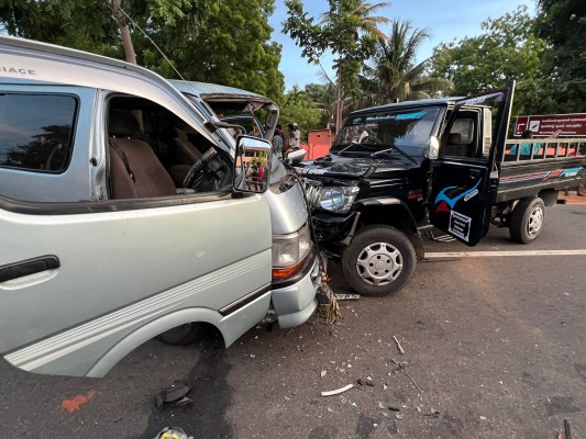 கொடிகாமம் புத்தூர் சந்திப்பகுதியில்  விபத்து! 