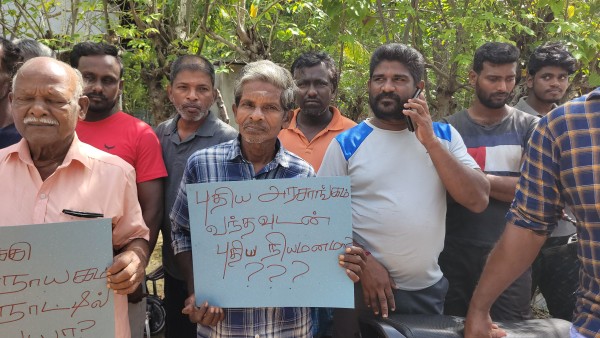 கிராம உத்தியோகத்தரை இடமாற்ற வேண்டாம்!  யாழ். நாவற்காடு பிரதேச மக்கள் ஆர்ப்பாட்டம் 