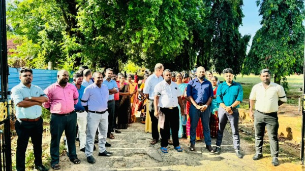 வீட்டை எரித்து ஆசிரியருக்கு உயிர் அச்சுறுத்தல் - தீர்வை கோரி போராட்டத்தில் குதித்த வித்தியானந்தா கல்லூரி ஆசிரியர்கள் 