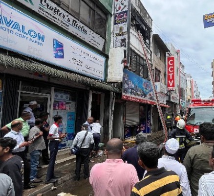 கடதாசி களஞ்சியசாலையில் தீப்பரவல்! - புறக்கோட்டையில் சம்பவம்! 