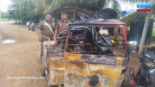 மதுரங்குளி விபத்தில் தீப்பிடித்து எரிந்து நாசமான முச்சக்கர வண்டி..! 