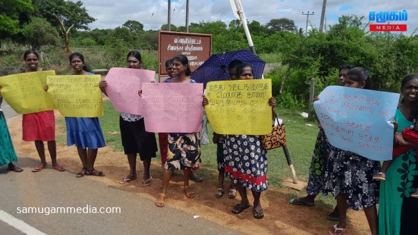 குடியிருப்பதற்கு காணி வேண்டும் - செட்டிக்குளம் மக்கள் ஆர்ப்பாட்டம்..! 