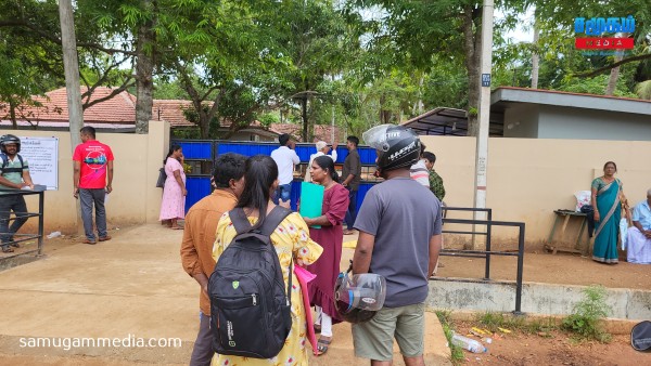 வவுனியா கடவுச்சீட்டு அலுவலக செயற்பாடுகள் தொடர்பில் மக்கள் அதிருப்தி..! 