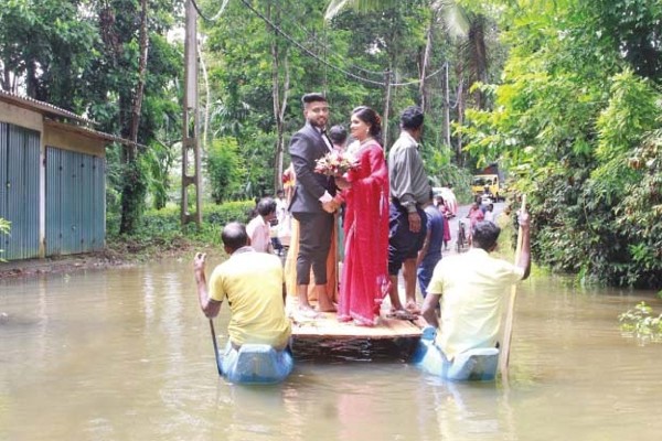 வெள்ளத்தால் திருமணமான புதுமண தம்பதிக்கு நேர்ந்த கதி - வைரலாகும் புகைப்படம் 