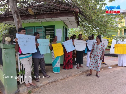 அச்சுவேலி, வைத்தியசாலையின் இரத்த பரிசோதகரின் இடமாற்றத்தை எதிர்த்து பிரதேச மக்கள் ஆர்ப்பாட்டம்! 