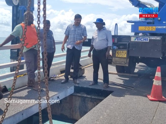 யாழ். மாவட்ட அரச அதிபர் இன்று, கேரதீவு - சங்குப்பிட்டிப் பாலப் புனரமைப்பினை பார்வையிட்டார்! 