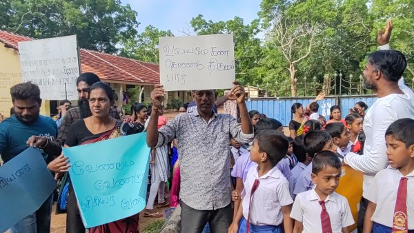 10 மாதங்களாக நியமிக்கப்படாத ஆசிரியர்; கேள்விக்குறியான மாணவர்களின் கல்வி! வவுனியாவில் போராட்டத்தில் குதித்த பெற்றோர் 