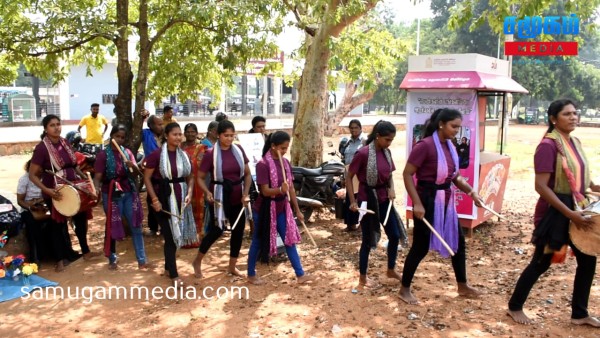 'பெண்களின் பங்களிப்பை அரசியலில் மேம்படுத்துவோம்' கிளிநொச்சியில் விழிப்புணர்வு வீதி நாடகம்..! 