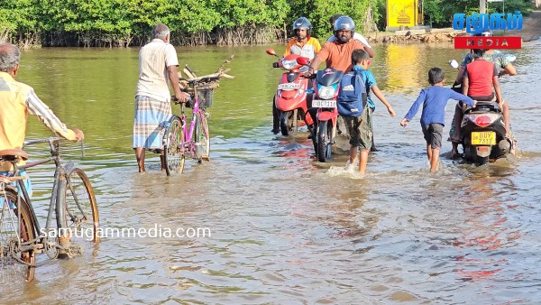 மூதூர் -கட்டைபறிச்சான் இறால் பாலத்தை ஊடறுத்து நீர் பிரவாகம் - வீதியூடாக பயணிக்கும் மக்கள் அசௌகரியம் 