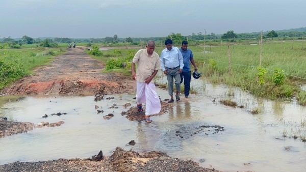 ஆக்கிரமிப்பு முற்றுகைக்குள் இருக்கும் விவசாய நிலங்களுக்கு செல்லும் வீதி; ஆராய்ந்தார் ரவிகரன் எம்.பி 