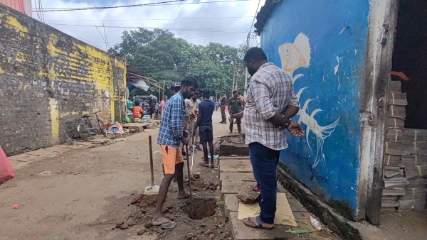 வவுனியா சந்தை சுற்றுவட்ட பாதையை ஆக்கிரமித்த வியாபாரிகள் - நகரசபையின் அதிரடி நடவடிக்கை 