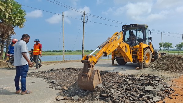 வெள்ளத்தால் பாதிக்கப்பட்ட வீதிகளை  சீர் செய்யும் பணி ஆரம்பம்! 