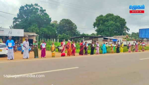 புதிய அரசாங்கமும் எம்மை ஏமாற்றுகிறது; கிளிநொச்சியில் வலிந்து காணாமல் ஆக்கப்பட்டோரின் உறவுகள் போராட்டம்..! 