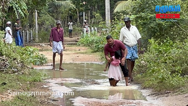 வீதியை புனரமைத்து தருமாறு கோரி வீதிக்கு வந்த முள்ளியவளை கிராம மக்கள் 